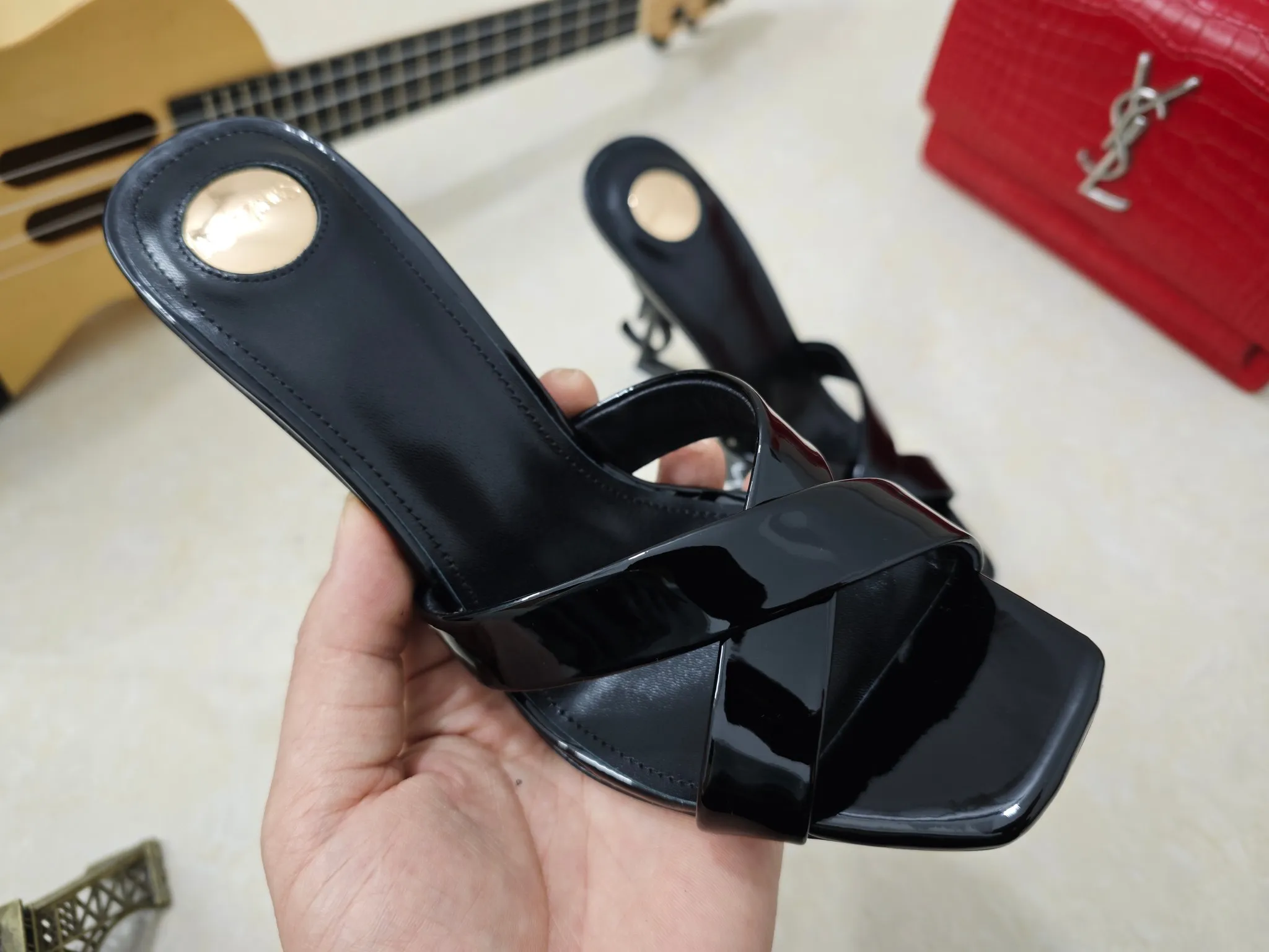 👟👟Ex-factory price 540👟👟【Saint Laurent】Yves Saint Laurent, high-heeled YSL high heels💃2025 early spring counter synchronizes the latest styles, YSL, decoration👠 Classic and high-quality glamorous masterpieces, the hottest autumn and winter series in the counter, with temperament, fashion, classic and attractive design style 😌The effect on the feet is particularly beautiful〰️, the materials are imported from Italy 🇮🇹 calf, imported black sheepskin, lining, and foot pads; sheepskin, stiletto high heels, size 35-41 (34.41.42 must be customized, non-refundable) outsole; imported genuine leather outsole, with full counter packaging